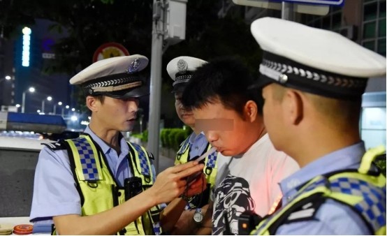 史上最短命的駕照！小伙喝酒慶祝考過駕照，隔天凌晨就因酒駕被抓