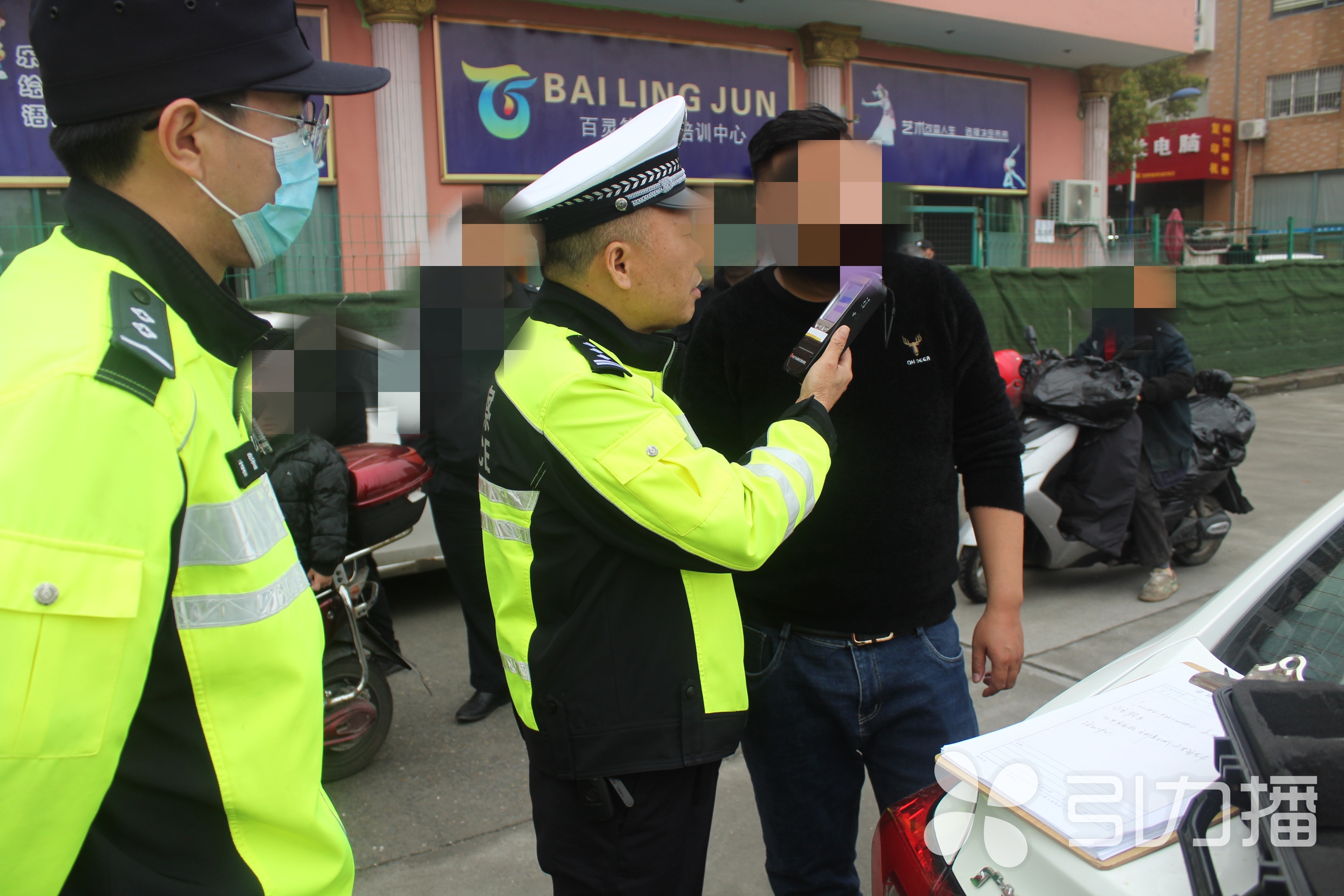丈夫酒駕遭妻子舉報(bào)，醒悟后抱頭痛哭