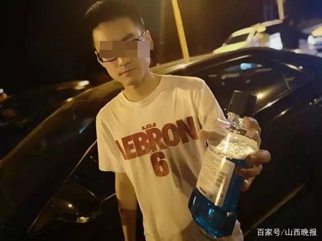 男子堅(jiān)稱沒(méi)酒駕，一吹氣酒精值119！警察看到車(chē)?yán)镞@東西，放行了